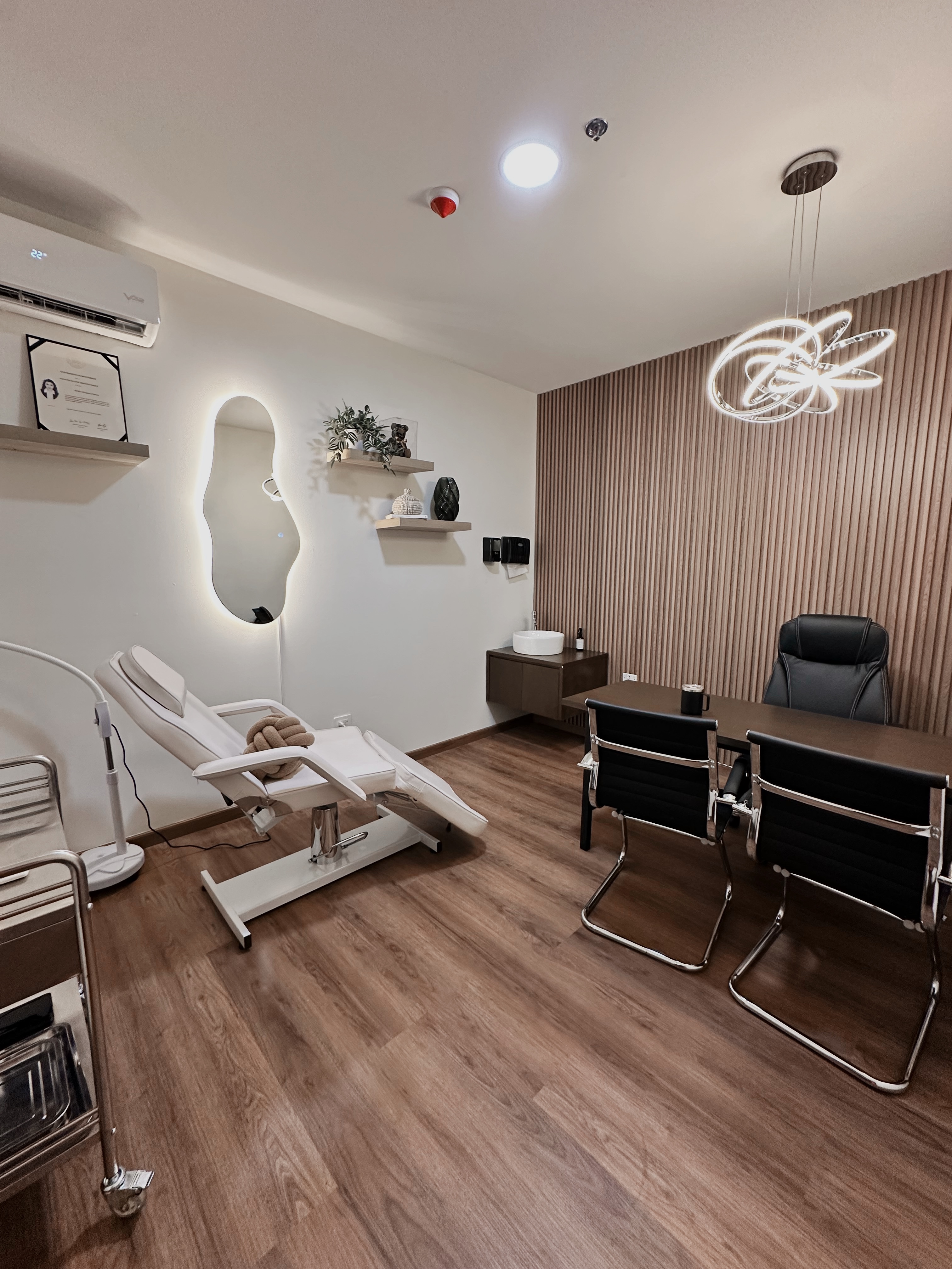 Dra. Yvonne Treviño en su consultorio de medicina estética en Monterrey