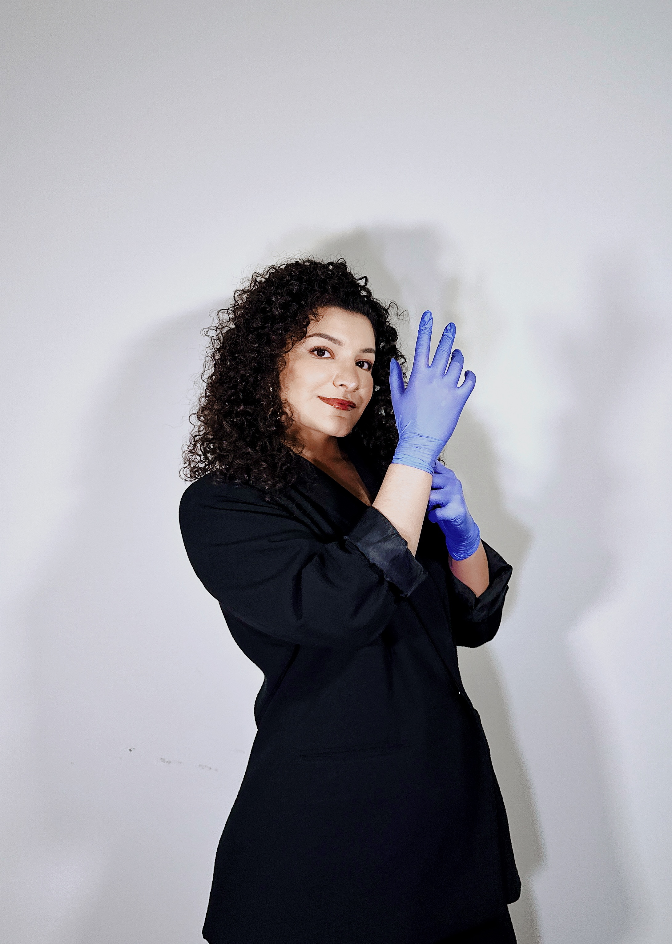 Dra. Yvonne Treviño realizando un tratamiento de medicina estética